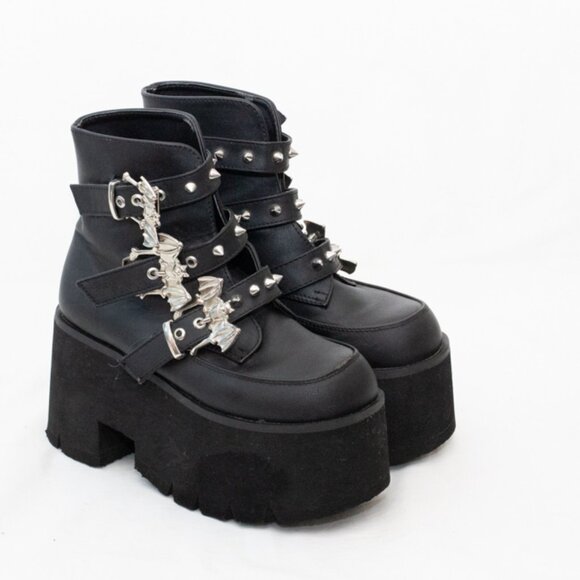 Demonia Ashes-55 Women Goth Chunky Heeled Platform Boots Sz 6 Witchy Bats Buckle - Picture 2 of 10
